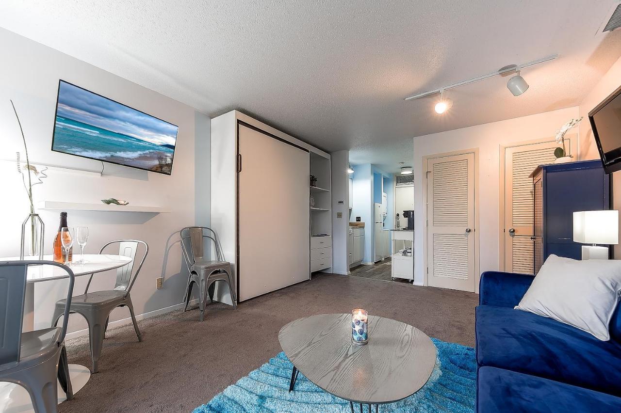 Beautiful Lake View Studio Condo At The Shores Травърс Сити Екстериор снимка