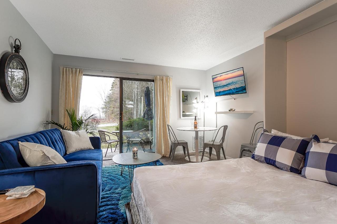 Beautiful Lake View Studio Condo At The Shores Травърс Сити Екстериор снимка