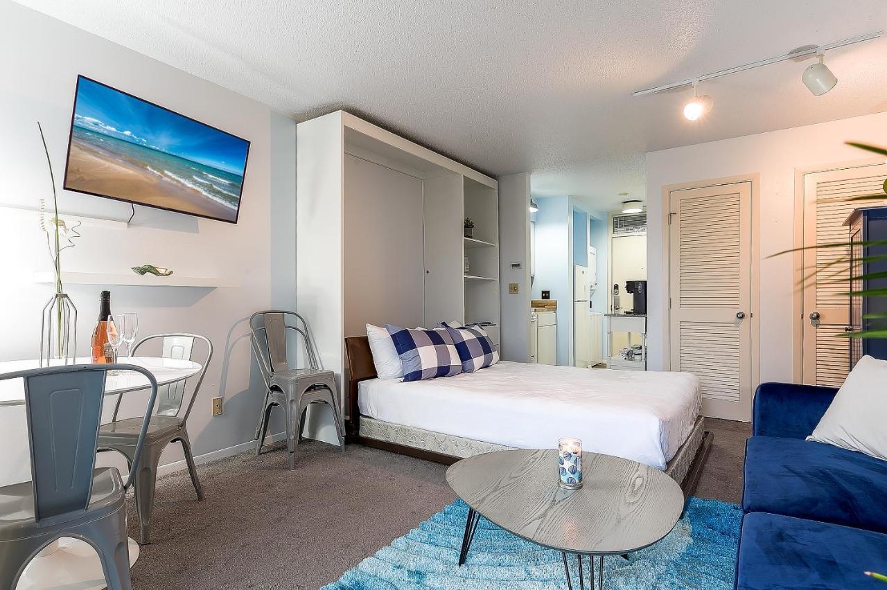 Beautiful Lake View Studio Condo At The Shores Травърс Сити Екстериор снимка