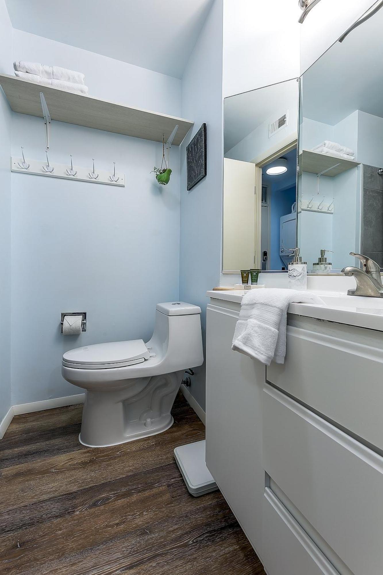 Beautiful Lake View Studio Condo At The Shores Травърс Сити Екстериор снимка